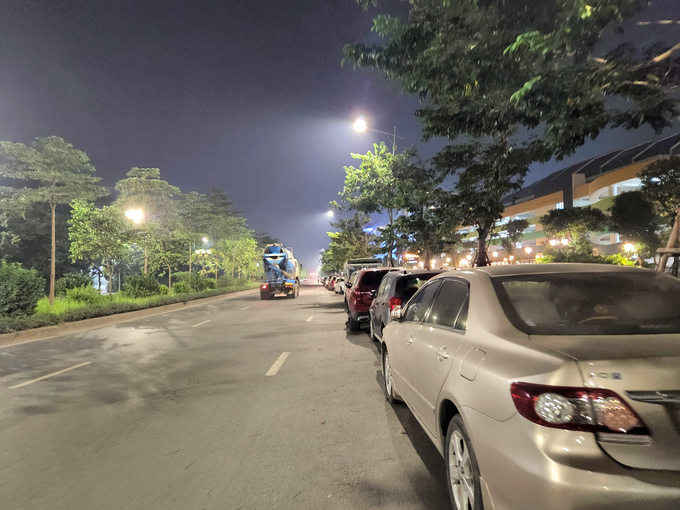 Lòng đường bị thu hẹp, khiến các phương tiện tham gia giao thông đối mặt với nguy hiểm, tiềm ẩn nguy cơ tai nạn.