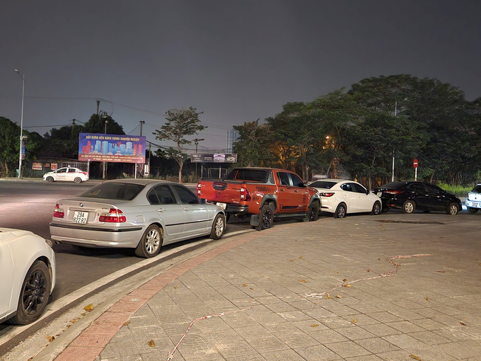 Các xe dàn hàng đậu đỗ tại các điểm giao cắt, đoạn đường bị che khuất tầm nhìn, gây nguy hiểm đối với các phương tiện lưu thông từ đường Lý Thánh Tông đi vào khu đô thị.
