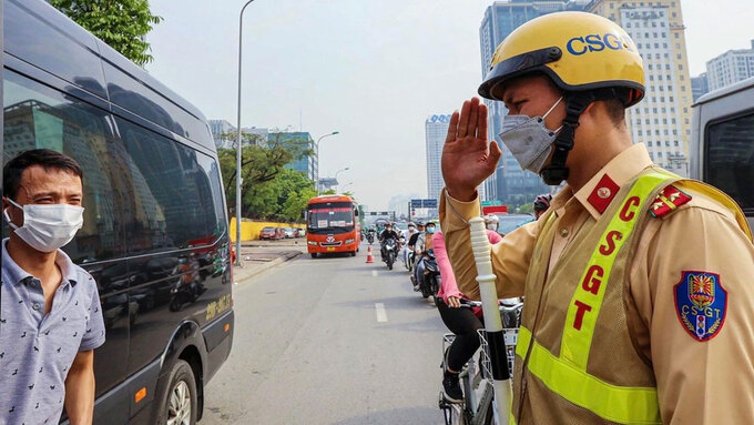 Thông tư mới bỏ quy định CSGT bắt buộc phải chào người vi phạm bằng lời nói, nhưng vẫn giữ quy định phải chào theo điều lệnh CAND.