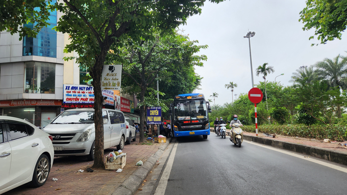 Vi phạm của hãng xe này diễn ra là vậy, tuy nhiên không thấy lực lượng chức năng xử lý, dẹp bỏ.