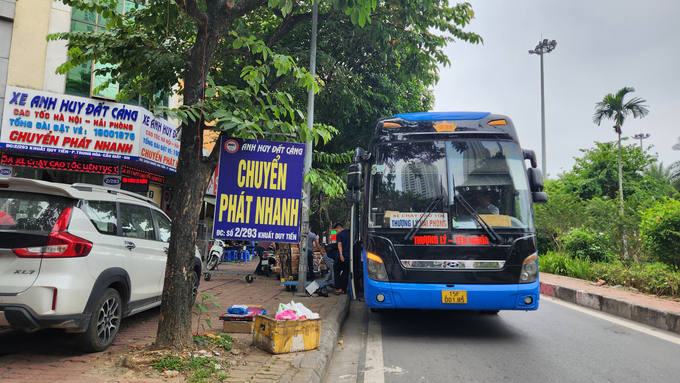 Hãng xe Anh Huy - Đất Cảng thường xuyên lập 'bến cóc' tại văn phòng để bốc hàng xếp khách.