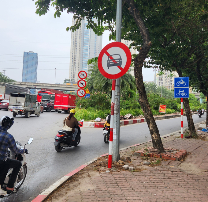 Biển cấm xe ô tô hoạt động được lắp đặt ngay đầu ngõ 293 Khuất Duy Tiến.