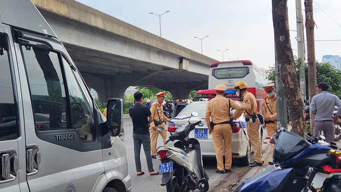 Lực lượng CSGT tăng cường kiểm tra, xử lý xe khách vi phạm tại khu vực đường Vành đai 3.