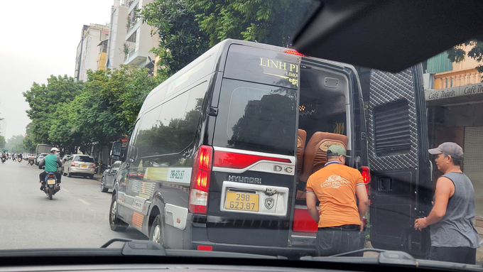 Trong báo cáo gửi Ủy ban Nhân dân thành phố Hà Nội, Sở Giao thông vận tải Hà Nội cho hay vẫn còn tình trạng xe tuyến cố định bỏ bến, chạy sai hành trình khi không có lực lượng kiểm tra. Tình trạng dừng đỗ, đón trả khách trên các tuyến đường xung quanh khu vực bến xe vẫn tái diễn, gây cản trở giao thông.
