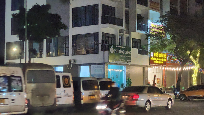 Tại hai vị trí được cấp phép trông giữ xe của Công ty CP Đầu tư Kinh doanh Địa ốc Phương Đông đã lấn ra khoảng 4m mỗi bên bịt lối ra vào hầm của cư dân Phương Đông Green Park.