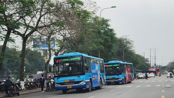 Nhà chờ xe buýt cũng bị chiếm dụng thành nơi trông giữ xe trái phép
