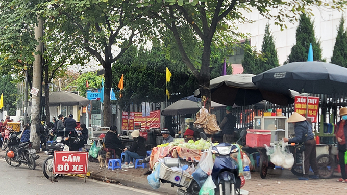 Trông giữ xe trái phép, hàng quán bủa vây khiến Bệnh viện Nội tiết Trung ương cơ sở 2 trở nên nhếch nhác