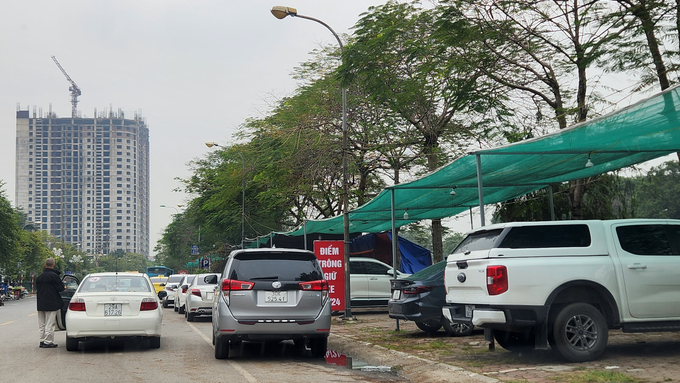 Tự ý nhận trông xe ô tô ngày, đêm, sử dụng sai vị trí, không đúng kích thước đã ghi trong công văn chấp thuận. Tự ý kẻ sơn, phân ô, lấn chiếm vỉa hè lòng đường để trông giữ.