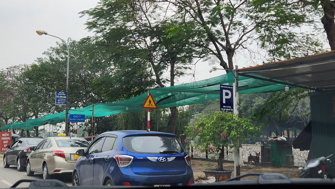 Dù được cấp phép là trông giữ xe đạp, xe máy nhưng những bãi giữ xe trên vỉa hè này đa phần đều nhận trông giữ xe ô tô theo lượt, hàng tháng.