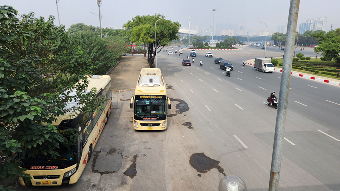 Xe khách, xe tải dừng đỗ lộn xộn gây cản trở giao thông