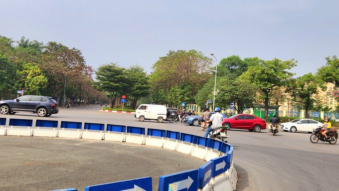 Vòng xuyến nút giao Lê Quang Đạo - Tân Mỹ quá rộng, lại không có hệ thống biển báo, đèn tín hiệu, bảo đảm ATGT dẫn đến tình trạng mạnh ai nấy đi, thường xuyên xung đột giao thông.