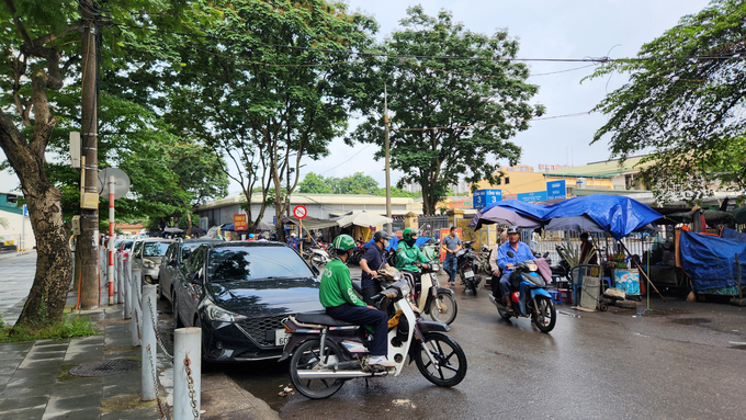 Các bãi xe trái phép chiếm dụng vỉa hè tại ngõ 879 Giải Phóng đã được lực lượng CAP Giáp Bát lập biên bản, xử lý.