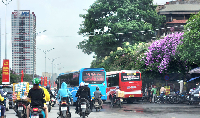 Giao thông qua khu vực bến xe luôn được duy trì thông suốt, các xe sau khi xuất bến đều được quán triệt tuân thủ quy định về ATGT.