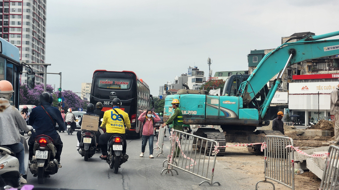 Khu vực thi công dự án được rào chắn sơ sài, mang tính chống chế và vẫn tiềm ẩn nhiều nguy cơ tai nạn giao thông. Ảnh chụp ngày 17/5/2024.