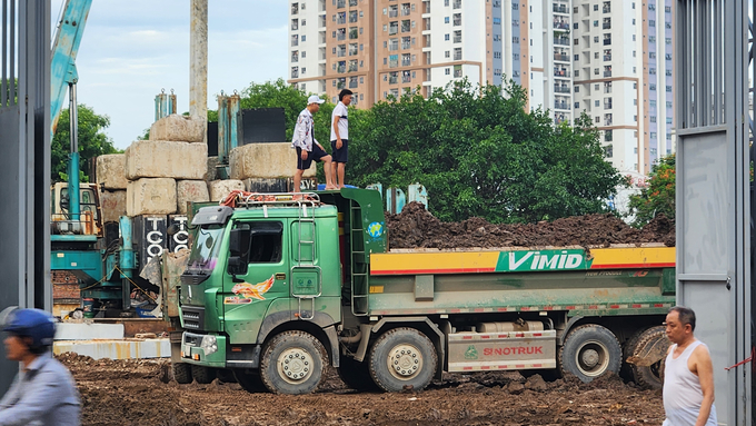 Đoàn xe tải 'hổ vồ' khổ lớn vào công trường thi công dự án dự án trường THPT Hoàng Liệt thuộc quận Hoàng Mai chở đất có ngọn gây mất ATGT.
