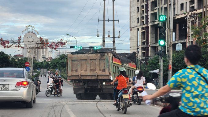 Tình trạng trên gây ô nhiễm môi trường, tiềm ẩn nguy cơ mất ATGT.