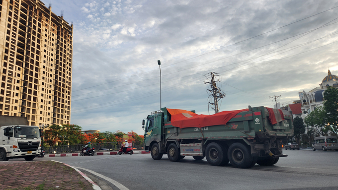 Nhiều chiếc xe tải chở có ngọn lao đi vun vút. Cùng với đó, nhiều chiếc xe đầu kéo nghi quá tải nối đuôi nhau ra vào công trường dự án.