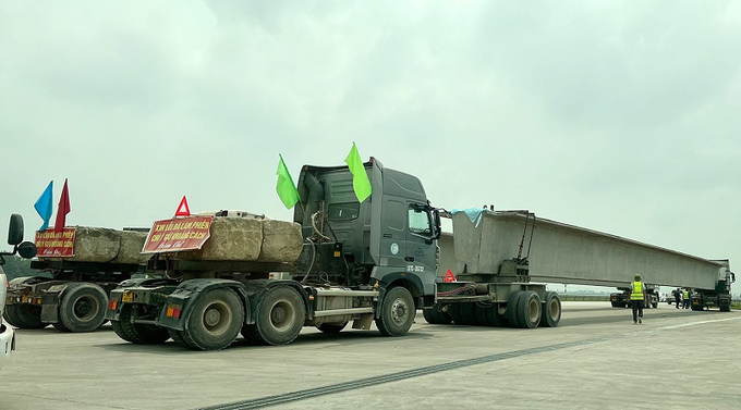 Công ty Hòa Hiệp đã vận chuyển dầm cầu theo hình thức đặt một đầu dầm cầu gác lên phía sau xe ô tô đầu kéo, đầu còn lại đặt lên một điểm gắn nối tự chế gắn vào trước ô tô đầu kéo đi phía sau.