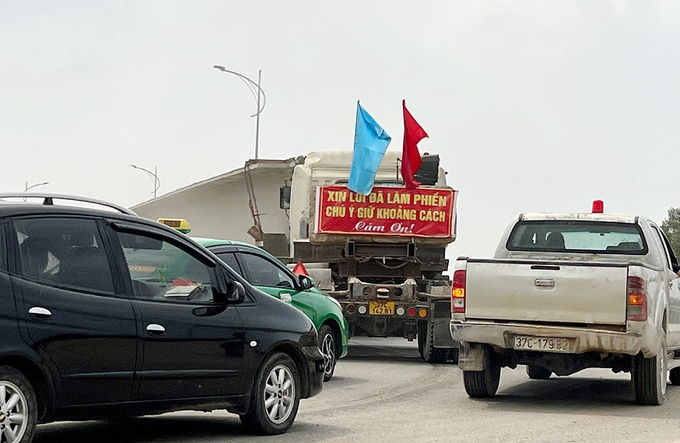 Xe bán tải mang BKS 37C - 179.82 gắn đèn ưu tiên hộ tống phía sau 2 xe tự chế chở dầm cầu.