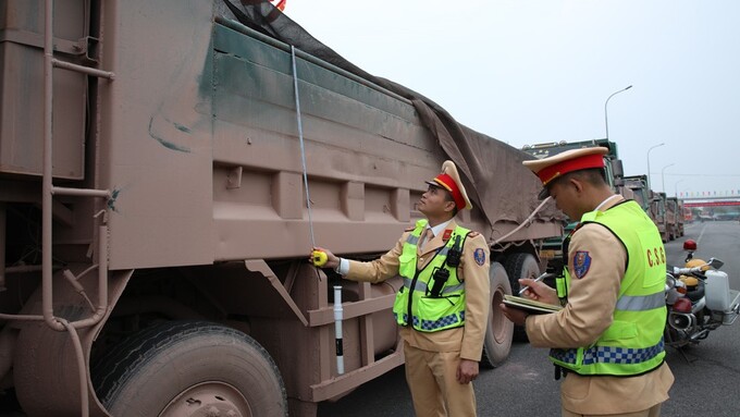 CSGT Công an huyện Lạng Giang kiểm tra xe ô tô vi phạm 