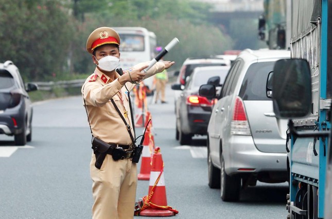 Cần đẩy mạnh tuyên truyền, vận động nhân dân và người tham gia giao thông tự giác chấp hành pháp luật về an toàn giao thông, tuân thủ hiệu lệnh và hướng dẫn của lực lượng chức năng
