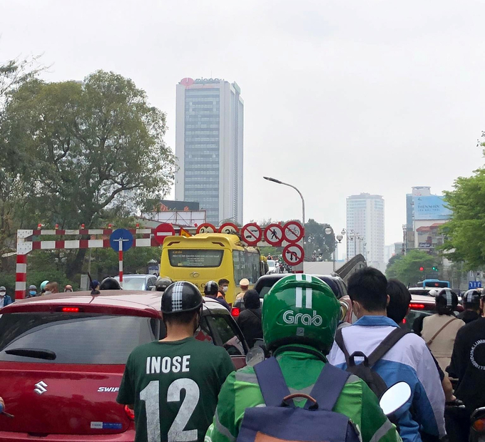 Đã không ít lần những chiếc xe khách quá khổ bị mắc tại đây. Ảnh: Mai Ngọc Tạ