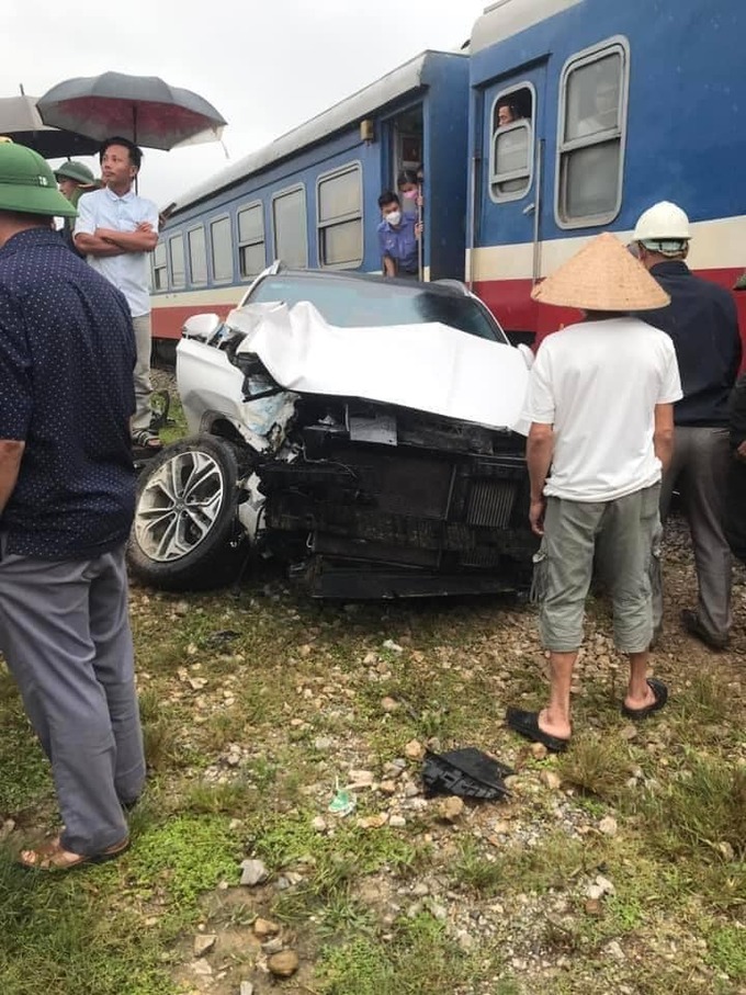 Phần đầu ô tô bị hỏng nặng sau cú va chạm mạnh