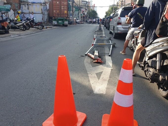 Dải phân cách bị tông văng