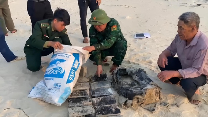 Quảng Bình phát hiện 20 bánh ma túy trôi dạt vào bờ biển
