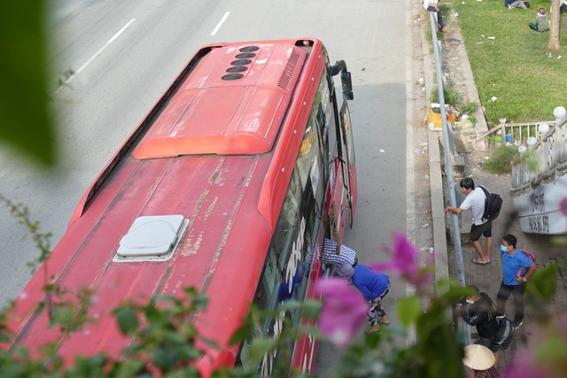 Nhà xe Văn Hạp (60B-045.22) ngang nhiên đón khách sai quy định