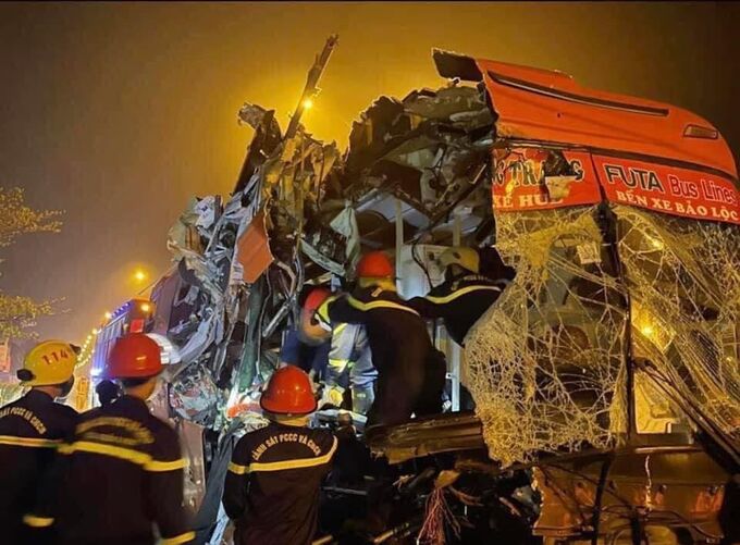Lực lượng chức năng khẩn trương cứu trợ người gặp nạn