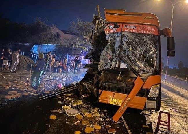 Chiếc xe khách biến dạng sau va chạm