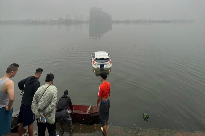 Chiếc ô tô lao xuống hồ Tây