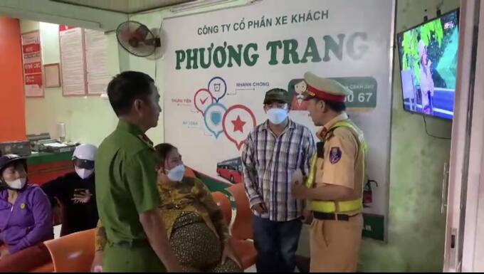 Chiến sĩ CSGT giúp đỡ gia đình sản phụ