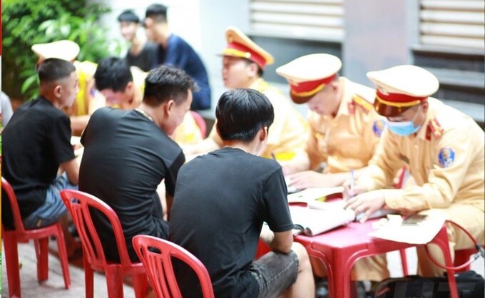 Tổ công tác 238 Công an Hà Tĩnh lập biên bản các trường hợp vi phạm