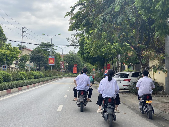 Trao đổi với PV, anh Tùng (người tham gia giao thông) cho biết: 'Tốt nhất là đi chậm hoặc dừng lại, thấy các em phóng nhanh là phải có động thái né từ trước, nhiều em đi rất ẩu ảnh hưởng tới người xung quanh'