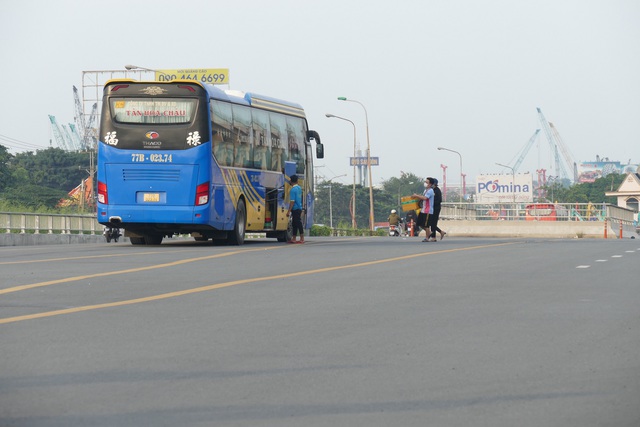 Nhà xe Tân Hoa Châu (77B-023.74) dừng ngay giữa đường, trước khu vực bến xe miền Đông mới để đón khách