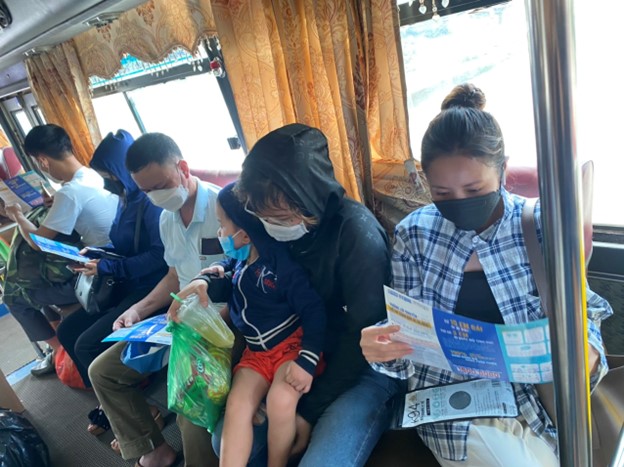 Hành khách sử dụng phương tiện công cộng đọc tờ rơi
