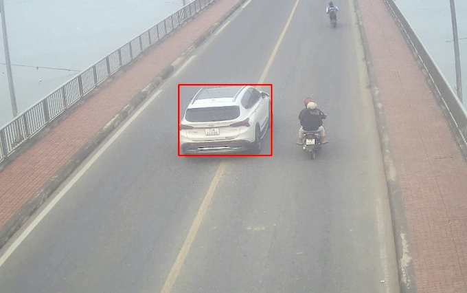Camera tại đoạn cầu Nhật Lệ 1 ghi nhận trường hợp xe ô tô vi phạm TTATGT.