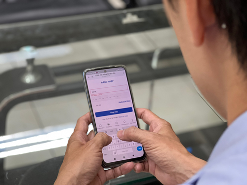 Nhiều đối tượng cò mồi đã tranh thủ đặt chỗ 'ảo' để giành suất, khiến cho tình trạng tắc nghẽn trên ứng dụng nghiêm trọng hơn. Ảnh minh họa