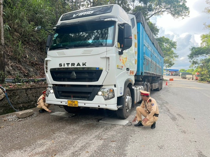 CSGT Công an tỉnh Quảng Bình thực hiện các chuyên đề nồng độ cồn, xử lý xe quá khổ quá tải…