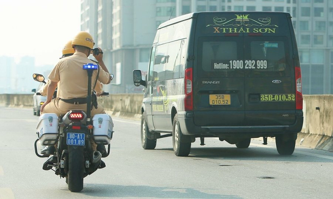 Lực lượng CSGT sử dụng xe đặc chủng tiến hành ghi hình các ôtô vi phạm để làm căn cứ xử phạt nguội trên tuyên đường Vành đai 3.