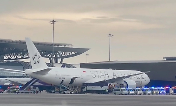 Xe cứu thương đậu bên cạnh máy bay Boeing 777-300ER của Singapore Airlines tại sân bay Suvarnabhumi, Thái Lan ngày 21/5. Ảnh: Thai Rath