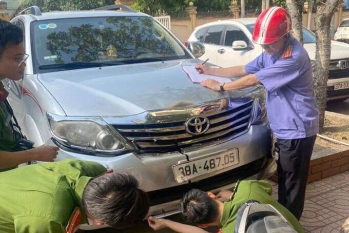Xe ô tô do Phạm Xuân Trường điều khiển đâm vào bạn nhậu