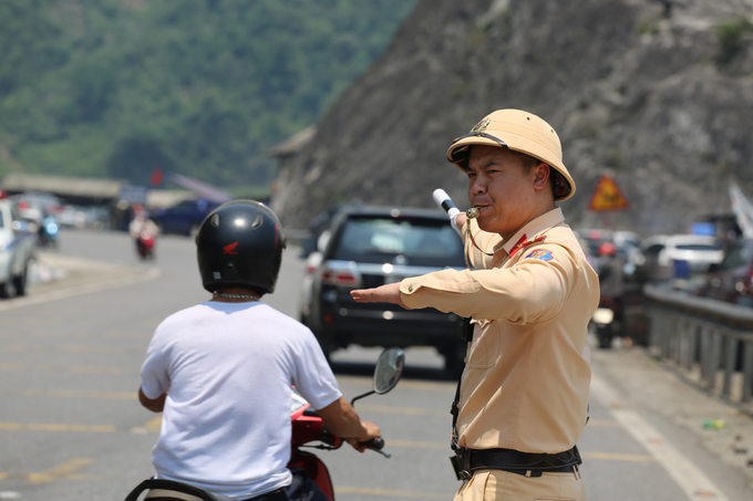 Ngày 27/4, ngày đầu tiên của kỳ nghỉ lễ 30/4 và 1/5, lượng phương tiện từ các tỉnh đổ về Tây Bắc mỗi lúc một đông, nhất là trên quốc lộ 6