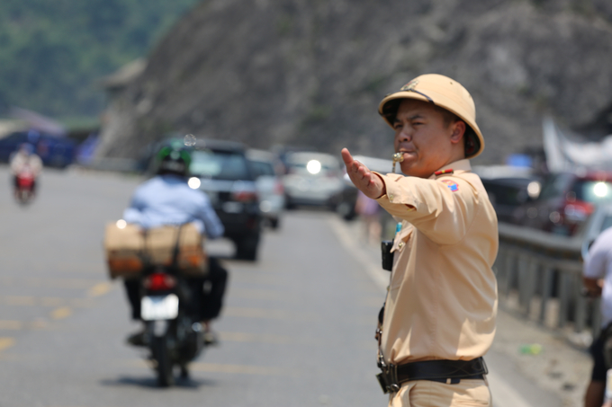 CSGT phân luồng, chống ùn tắc QL.6