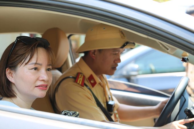 Chị Huyền cũng cảm ơn các chiến sĩ CSGT vì đã giúp đỡ, tư vấn cho chị các biện pháp khắc phục khi xe ô tô gặp sự cố