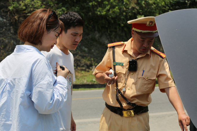 “Rất vui và hạnh phúc, may mắn quá. Nếu như bây giờ ở trên này, gặp sự cố như thế này mà không có các chiến sĩ CSGT giúp đỡ thì tôi không biết làm thế nào”, chị Huyền nói