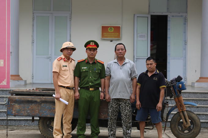 Anh Bùi Văn Thạo (thứ 2 từ phải sang) giao nộp chiếc xe tự chế cho lực lượng chức năng