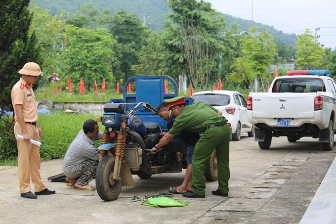 Anh Thạo chủ động cùng lực lượng chức năng tháo dỡ chiếc xe tự chế